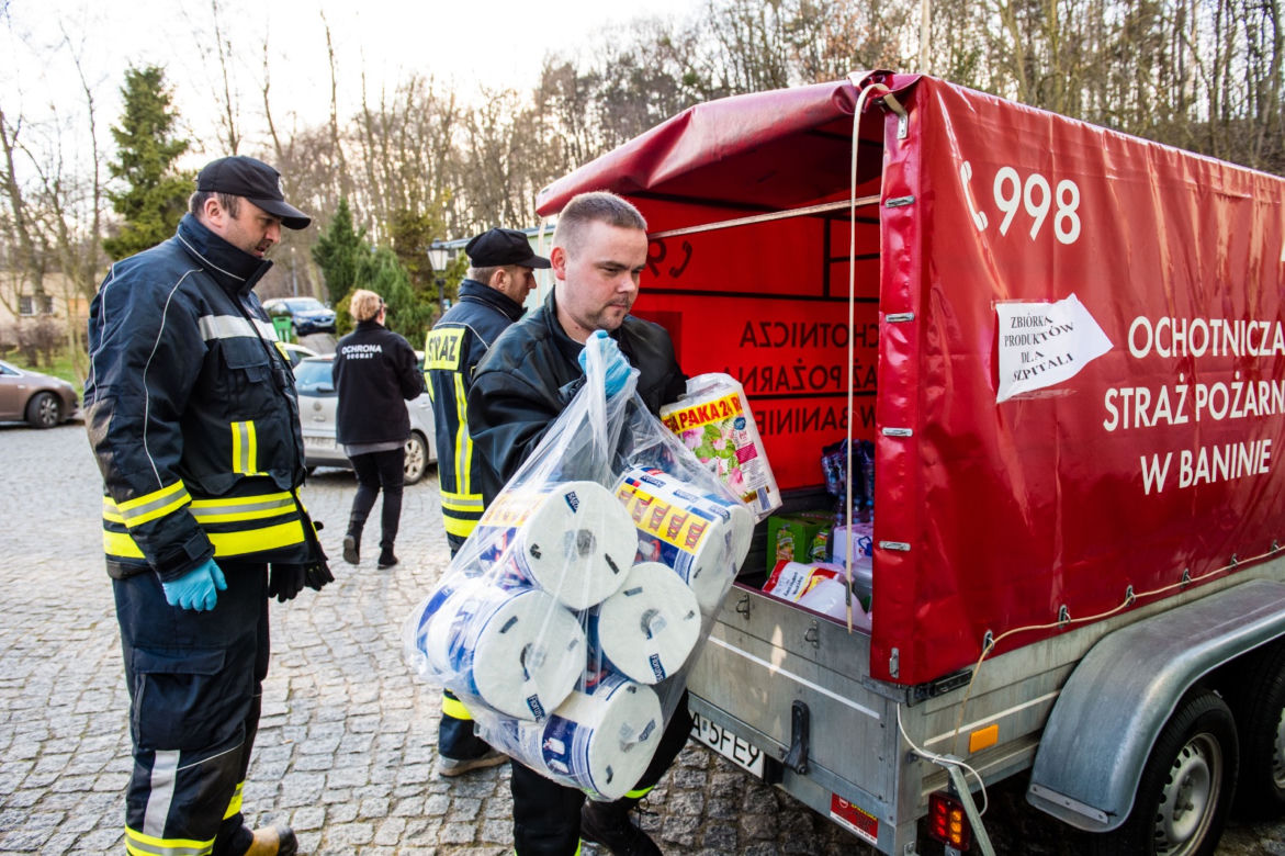 Strażacy w OSP Banino dostarczają sprzęt do szpitali w Gdańsku