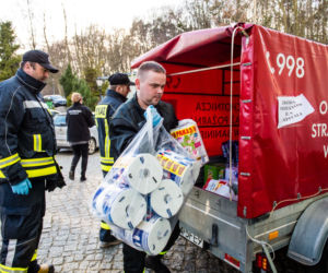 Strażacy w OSP Banino dostarczają sprzęt do szpitali w Gdańsku