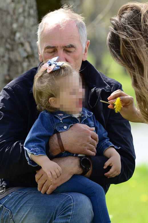 Karol Strasburger z córeczką