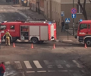 Groźny WYPADEK na 6 Sierpnia. SAMOCHÓD PRZEWRÓCONY NA BOK
