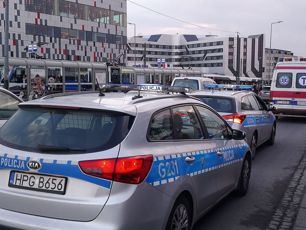 Kraków: Poważny wypadek na rondzie Grunwaldzkim. Karetka zderzyła się z autobusem