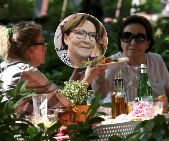 Włoskie klimaty byłej premier. Tak Ewa Kopacz biesiadowała z rodziną nad morzem!