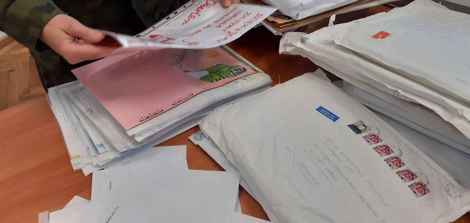 Kartki dla obrońców granic wyruszyły [GALERIA]