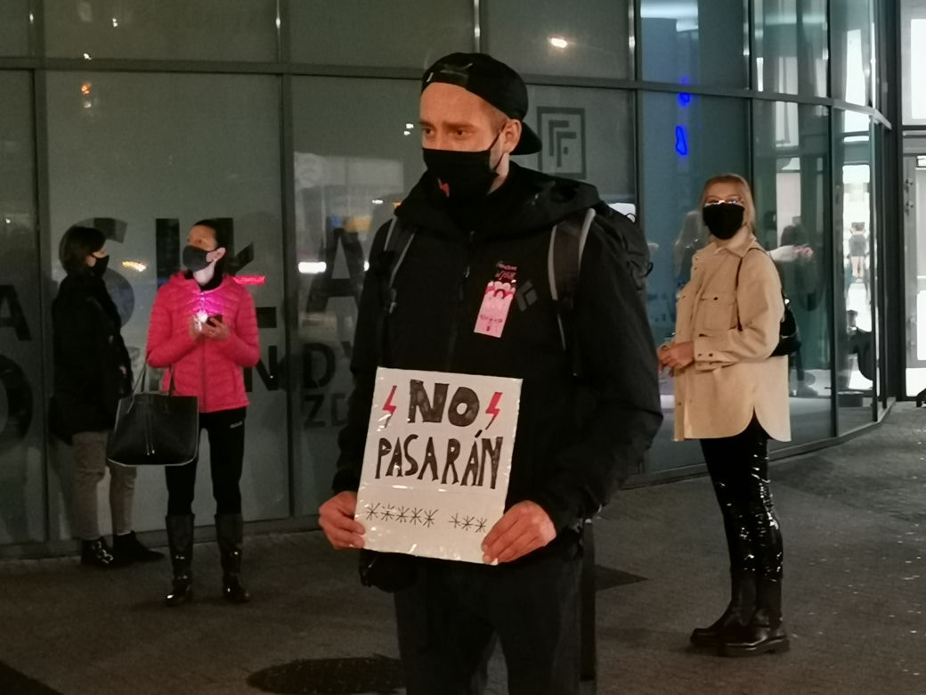 "Spacer zaniepokojonych obecną sytuacją". Strajk Kobiet w Kaliszu. 