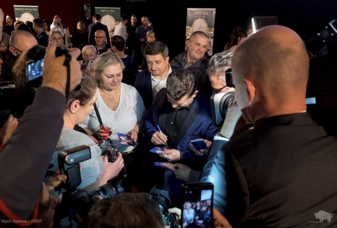 Żona Martyniuka w mini i seksownych kozakach promuje film "Zenek"