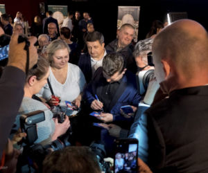 Żona Martyniuka w mini i seksownych kozakach promuje film Zenek