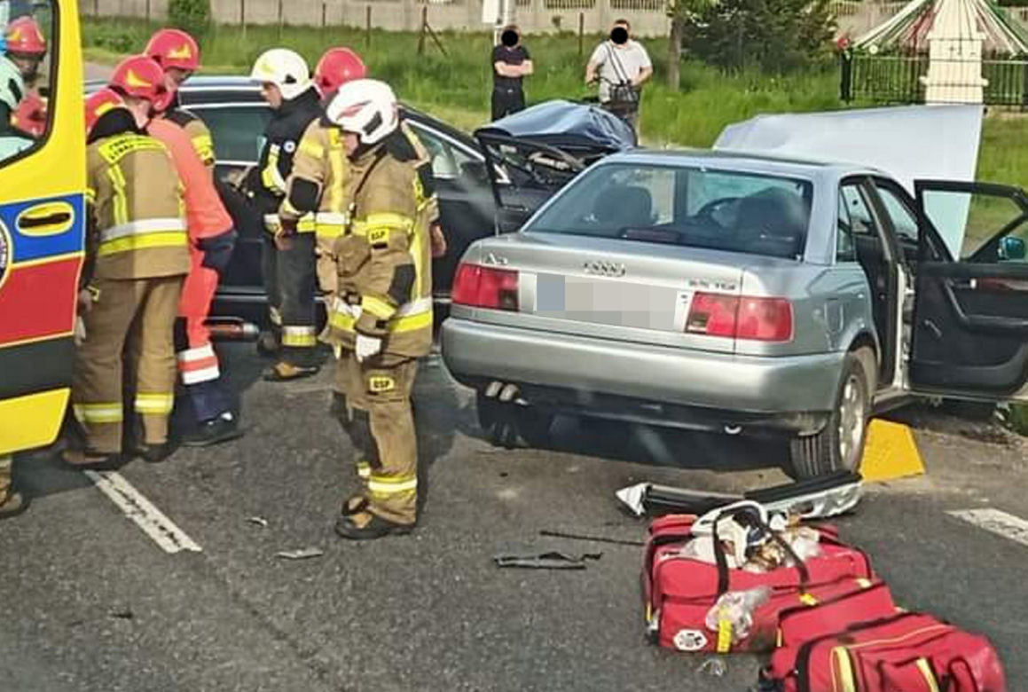Potworne zderzenie pod Radomiem. Kierowca audi zmarł w szpitalu! [ZDJĘCIA].