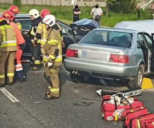 Potworne zderzenie pod Radomiem. Kierowca audi zmarł w szpitalu! [ZDJĘCIA].