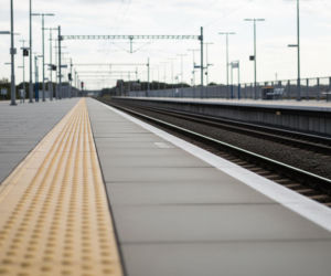 Wypadek w Woli Bierwieckiej. Czy rutynowa pomoc na peronie stała się pułapką?