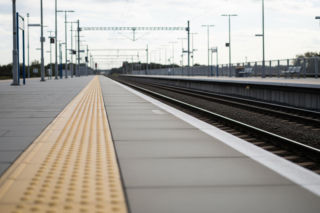 Wypadek w Woli Bierwieckiej. Czy rutynowa pomoc na peronie stała się pułapką?