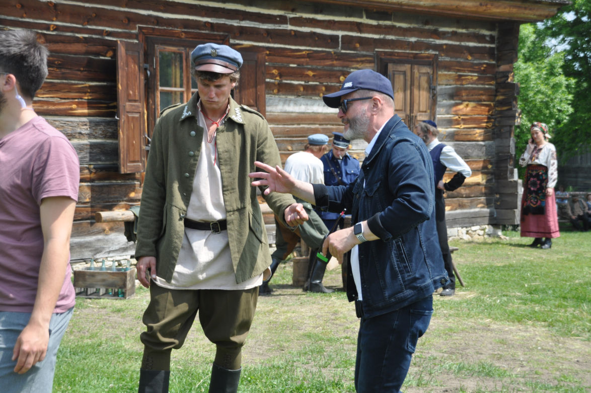 "Sami swoi. Początek". Filmowy kręcili sceny w Muzeum Wsi Kieleckiej w Tokarni