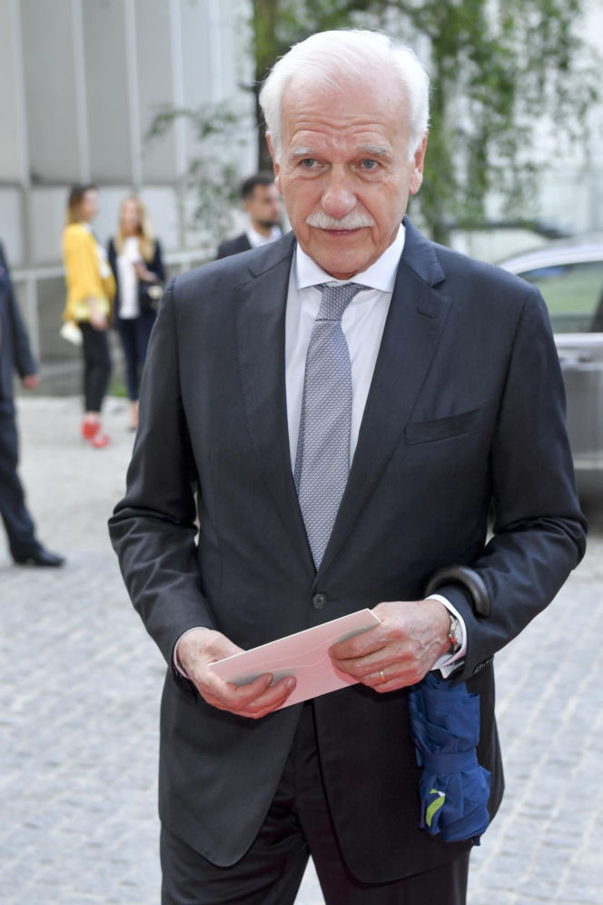 Mało kto wie, że Andrzej Olechowski prezenterem muzycznym i był DJ-em. Wspomniała go gwiazd TVP