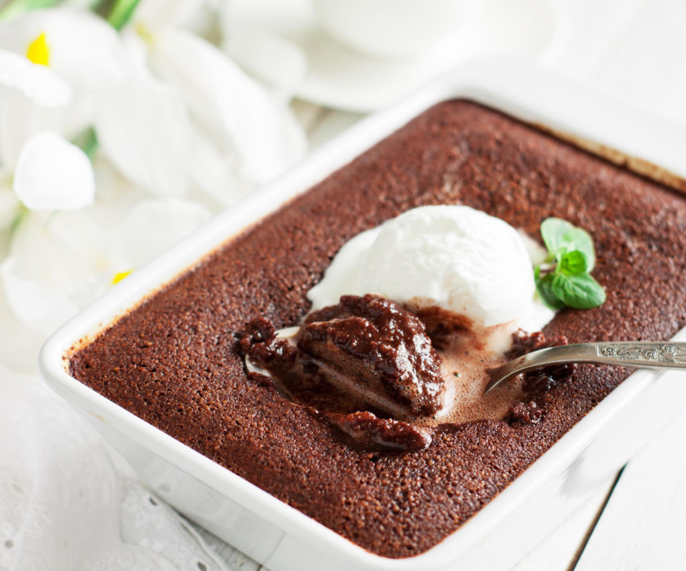 Ten sprytny deser tworzy własny sos. Moja rodzina oszalała na jego punkcie