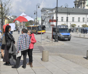 Niezależny prezydent II RP. Tajemnicza manifestacja na Krakowskim Przedmieściu [ZDJĘCIA] 