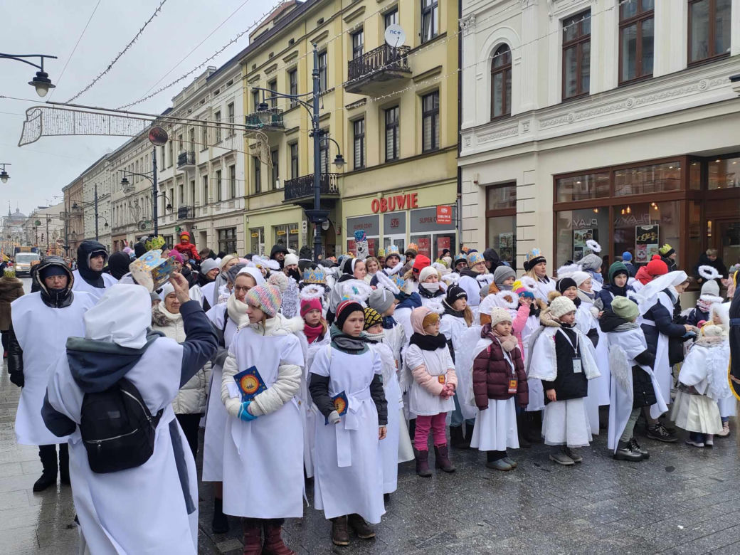 Kolorowy Orszak Trzech Króli w Łodzi. W centrum miasta pojawiło się mnóstwo osób [ZDJĘCIA]