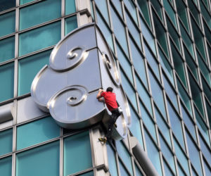 40-latek bez zabezpieczeń wspiął się na 500-metrowy wieżowiec! Szalony wyczyn Alexa Honnolda