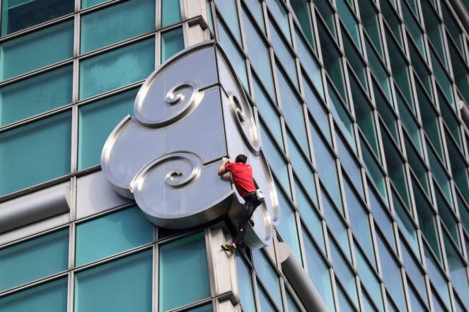 40-latek bez zabezpieczeń wspiął się na 500-metrowy wieżowiec! Szalony wyczyn Alexa Honnolda