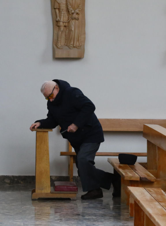 Lech Wałęsa wybrał się do kościoła w ostatni dzień 2023. roku. Tyle dał dziewczynce pod kościołem