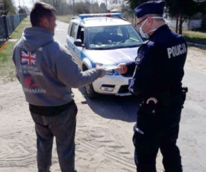 Policjanci rozdają maseczki