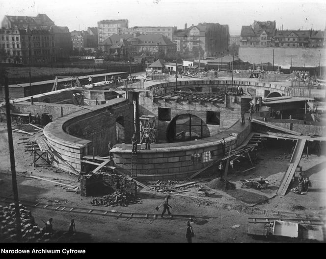 To największa archikatedra w Polsce. Była symbolem buntu wobec władz komunistycznych