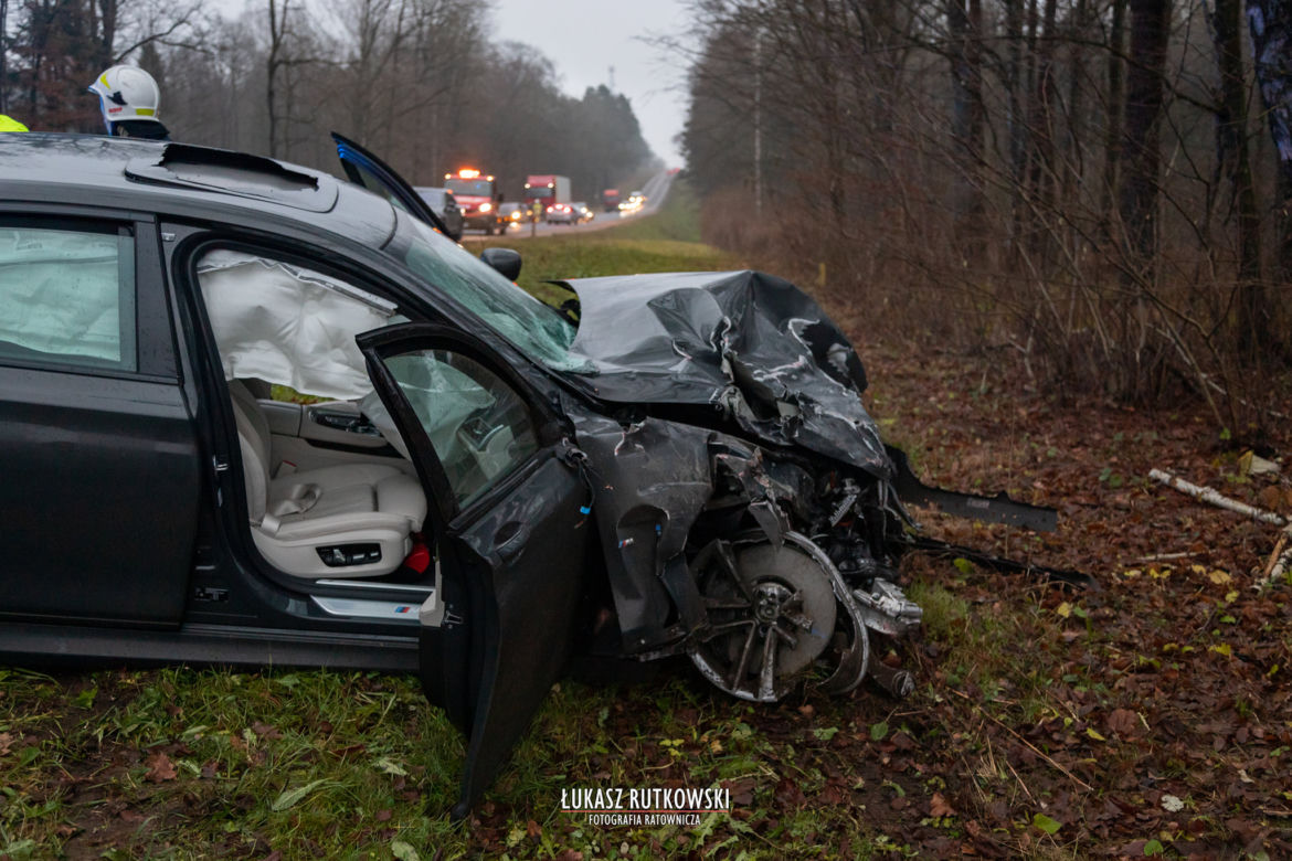 Skoda rozpadła się na części. Koszmarny wypadek w Knyszynie. Dwie osoby zginęły na miejscu