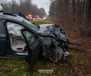 Skoda rozpadła się na części. Koszmarny wypadek w Knyszynie. Dwie osoby zginęły na miejscu