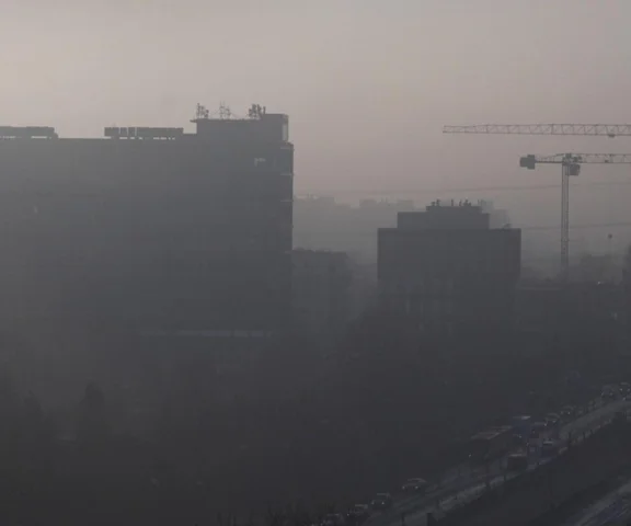 Alert RCB dla mieszkańców tych województw. Odradza się wychodzenie z domu