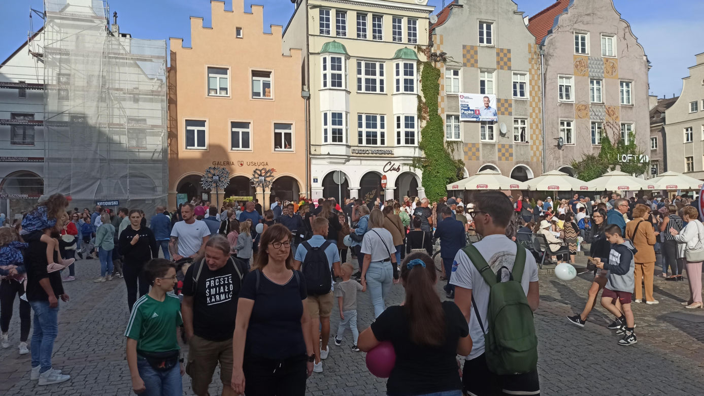 Tłumy na Starym Mieście w Olsztynie. Mieszkańcy świętowali 25-lecie samorządu Warmii i Mazur [ZDJĘCIA]