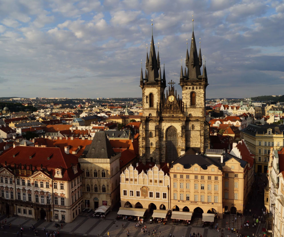 Koronawirus w Czechach: Padł nowy rekord zakażeń. Surowe obostrzenia przedłużone. Wciąż zamknięte hotele i stoki narciarskie