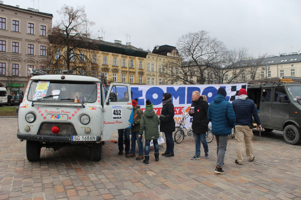 WOŚP 2023 w Krakowie: zlot samochodów Złombol na Rynku Podgórskim