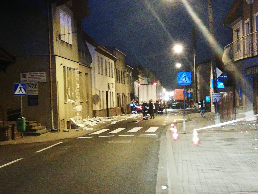 Ciężarówka wypadła z drogi i uderzyła w budynek