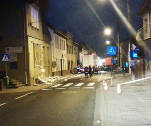 Ciężarówka wypadła z drogi i uderzyła w budynek