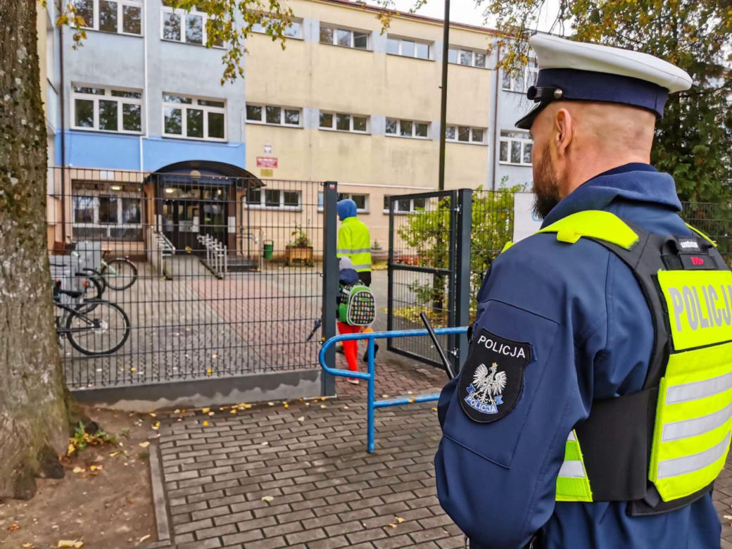 Radiowozy przed szkołami w Podlaskiem. Policja uspokaja rodziców i uczniów