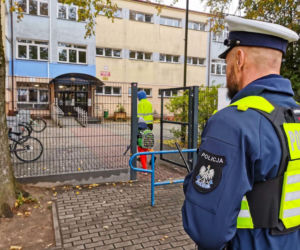 Radiowozy przed szkołami w Podlaskiem. Policja uspokaja rodziców i uczniów