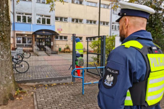 Radiowozy przed szkołami w Podlaskiem. Policja uspokaja rodziców i uczniów