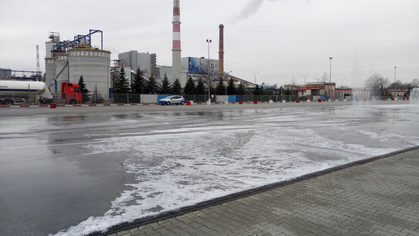 Na drogach ślisko. Jest więcej wypadków. Jak temu zapobiec?