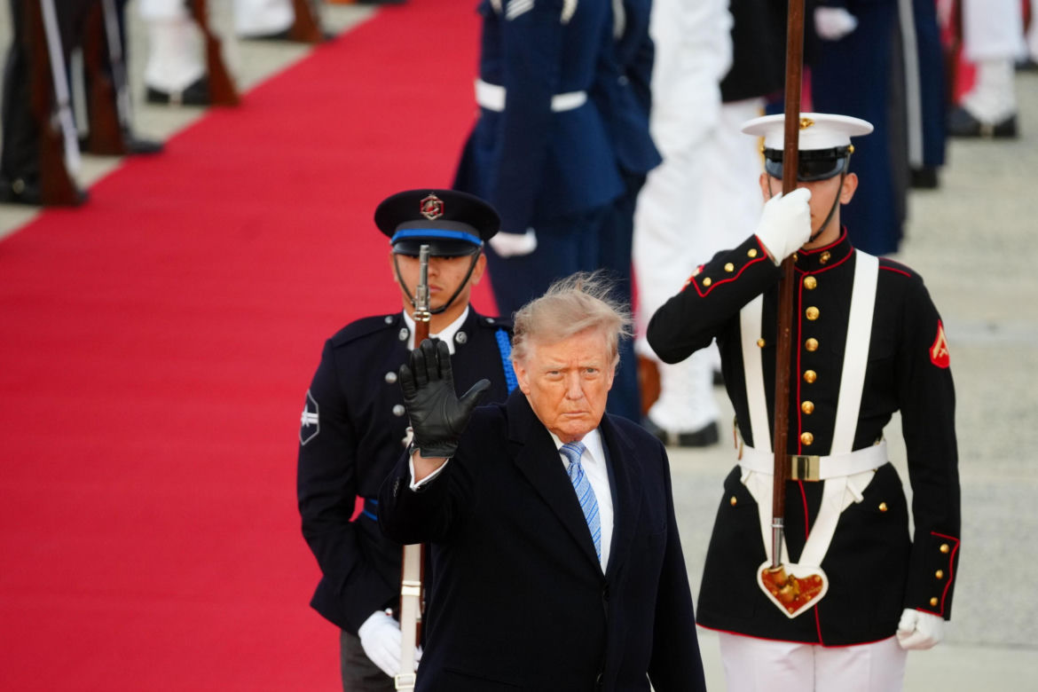Przywódca Chin przyleciał do USA. Też przeszedł po czerwonym dywanie