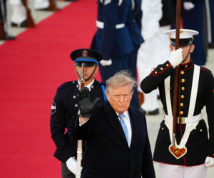 Przywódca Chin przyleciał do USA. Też przeszedł po czerwonym dywanie