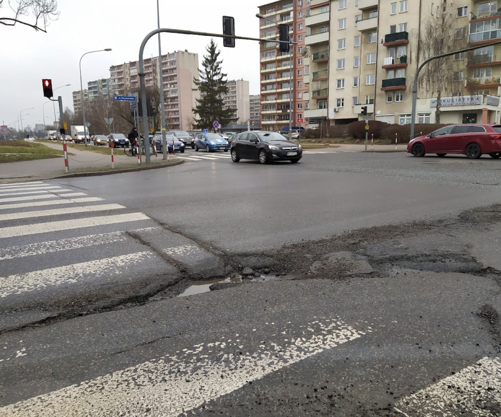 Po tegorocznej zimie stan siedleckich dróg jest wyjątkowo kiepski. Dziury i wyrwy w jezdni są jednak stopniowo łatane