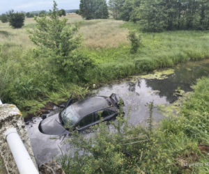 W gminie Korytnica auto osobowe dachowało i wpadło do rzeki Liwiec