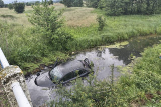 W gminie Korytnica auto osobowe zjechało z drogi i wpadło do rzeki Liwiec