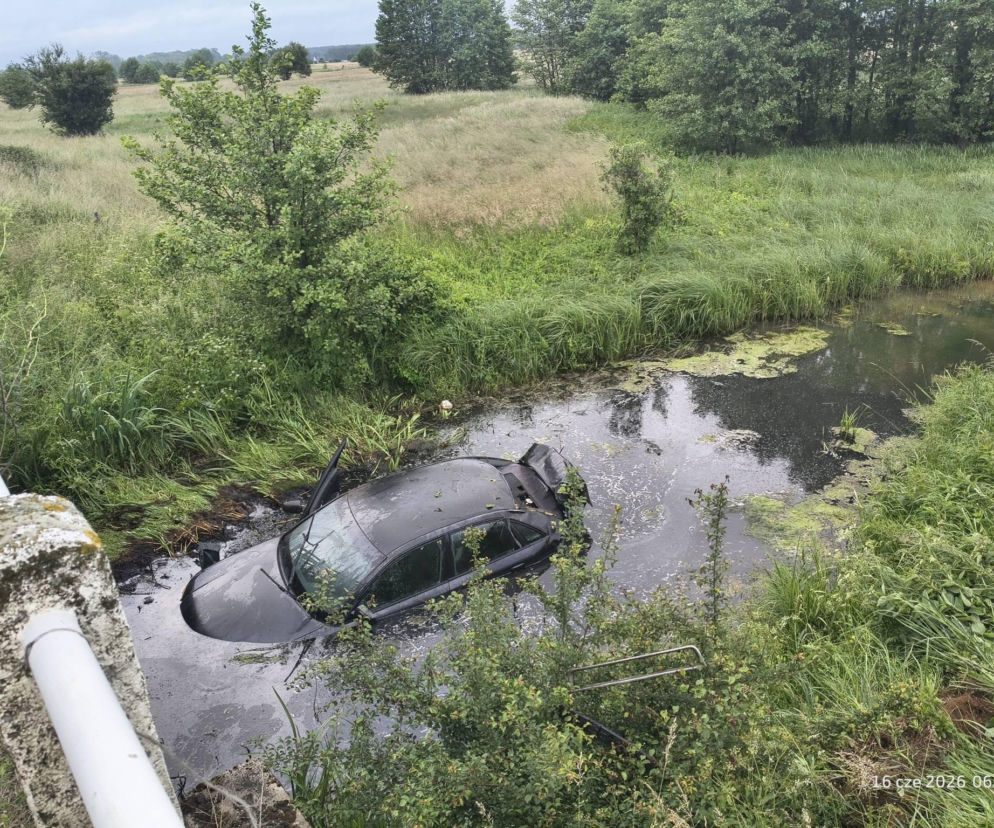 Niebezpieczne zdarzenie w powiecie węgrowskim. W gminie Korytnica auto osobowe dachowało i wpadło do rzeki Liwiec