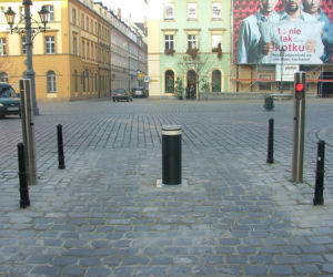 Słupki parkingowe z napędem i funkcją chowania - blokady parkingowe w nowej odsłonie