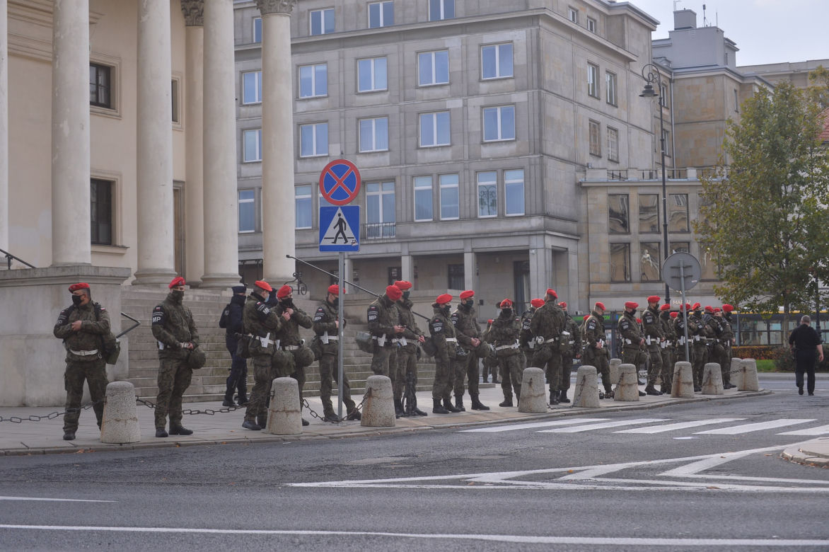 Warszawa. Protest  kobiet. Wojsko na placu Trzech Krzyży