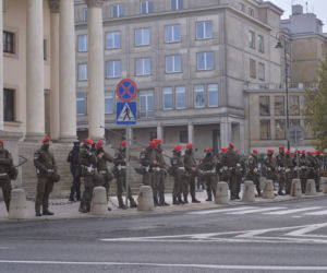 Warszawa. Protest  kobiet. Wojsko na placu Trzech Krzyży