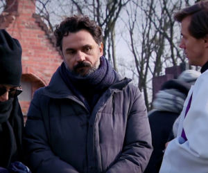 Barwy szczęścia odc. 2089. Pogrzeb Moniki. Iga (Ada Fijał), Piotr (Piotr Jankowski), ksiądz Tadeusz (Jakub Mróz)