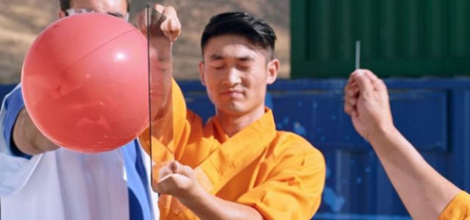 Mnich Shaolin przebija szybę igłą! Niesamowite wideo w zwolnionym tempie 