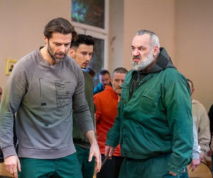 Pierwsza miłość, odcinek 4172. więźniowie w więzieniu Bartka (Rafał Kwietniewski)