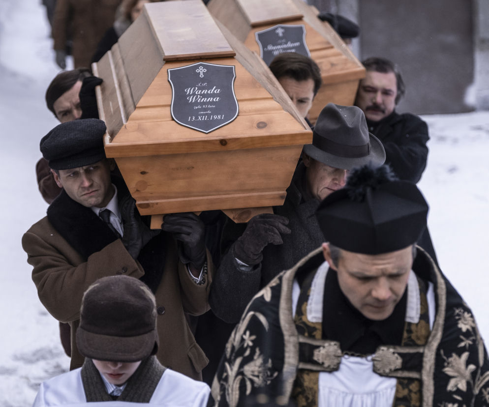 Stulecie Winnych 4, odcinek 46: Wielki żal na pogrzebie Andzi i Stanisława! Za trumną nie pójdzie cała rodzina. Pogrąży się w żałobie - ZDJĘCIA