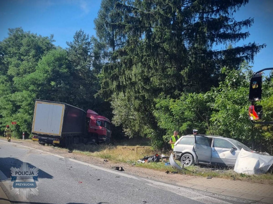 Dramat na drodze. 5 osób rannych pod Przysuchą. Tir roztrzaskał się z osobówką